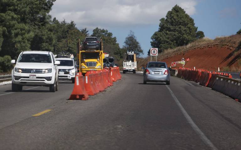 Vuelca auto particular en la autopista Siglo XXI; hay 7 heridos, entre ellos menores de edad