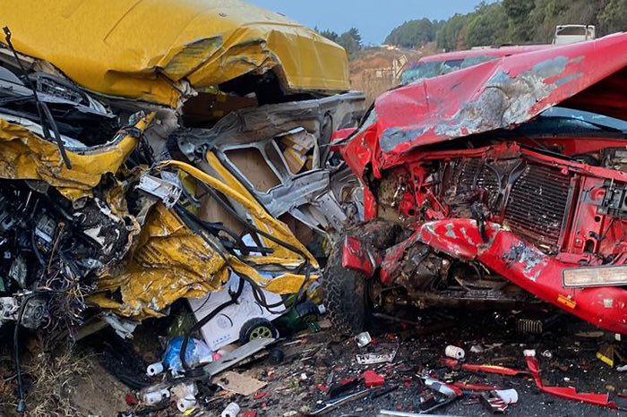 20 heridos, dos muertos y prensados en la autopista Siglo XXI