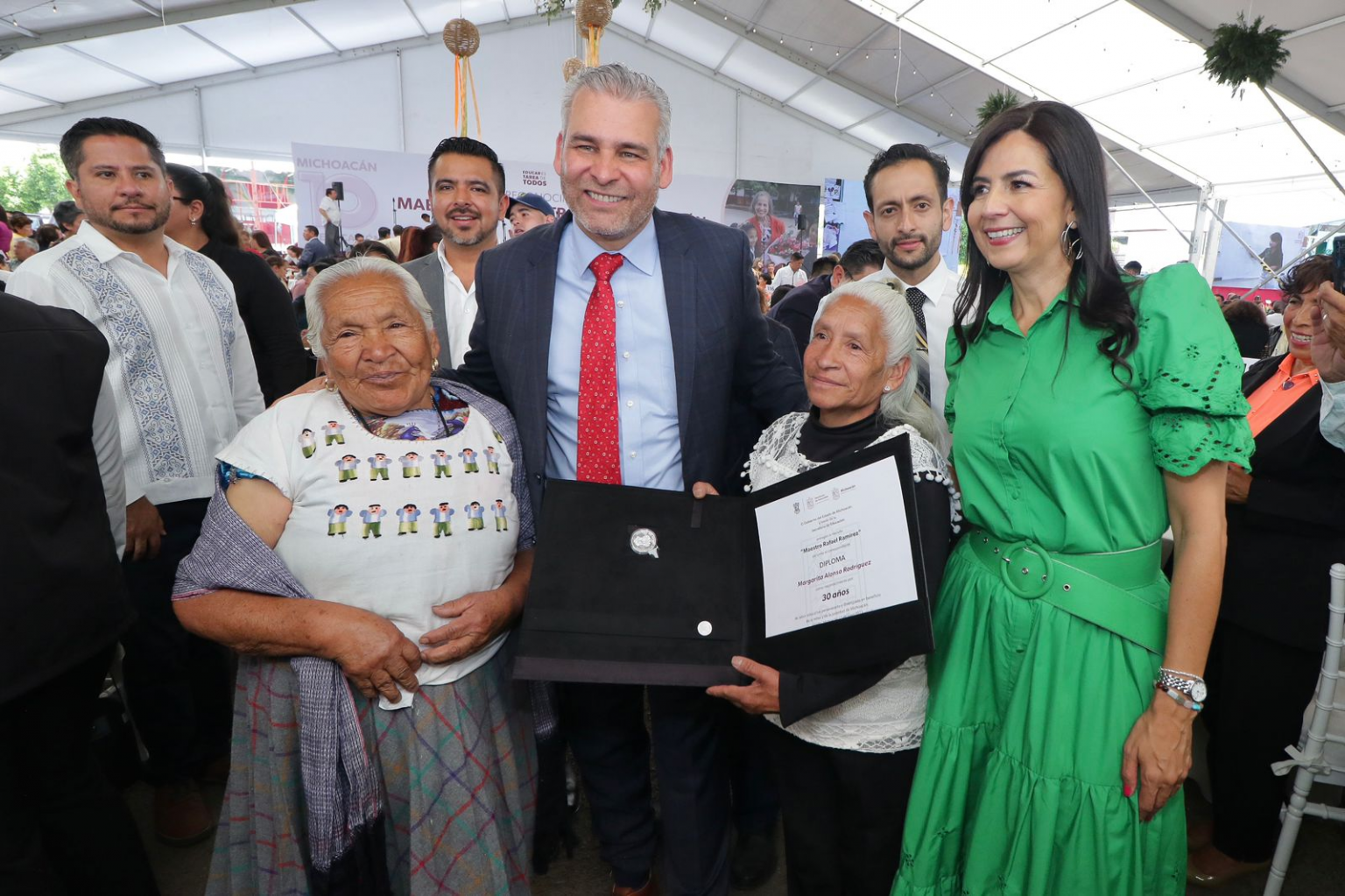 Reconoce gobierno estatal la trayectoria de 3 mil docentes michoacanos