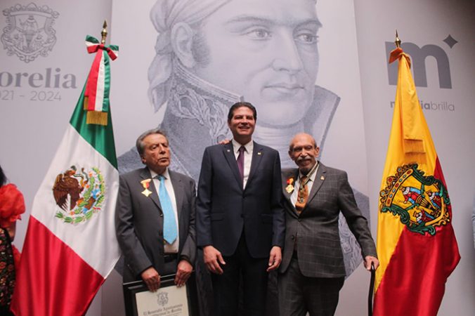 Alfonso Martínez entrega presea “Generalísimo Morelos” a dos morelianos brillantes