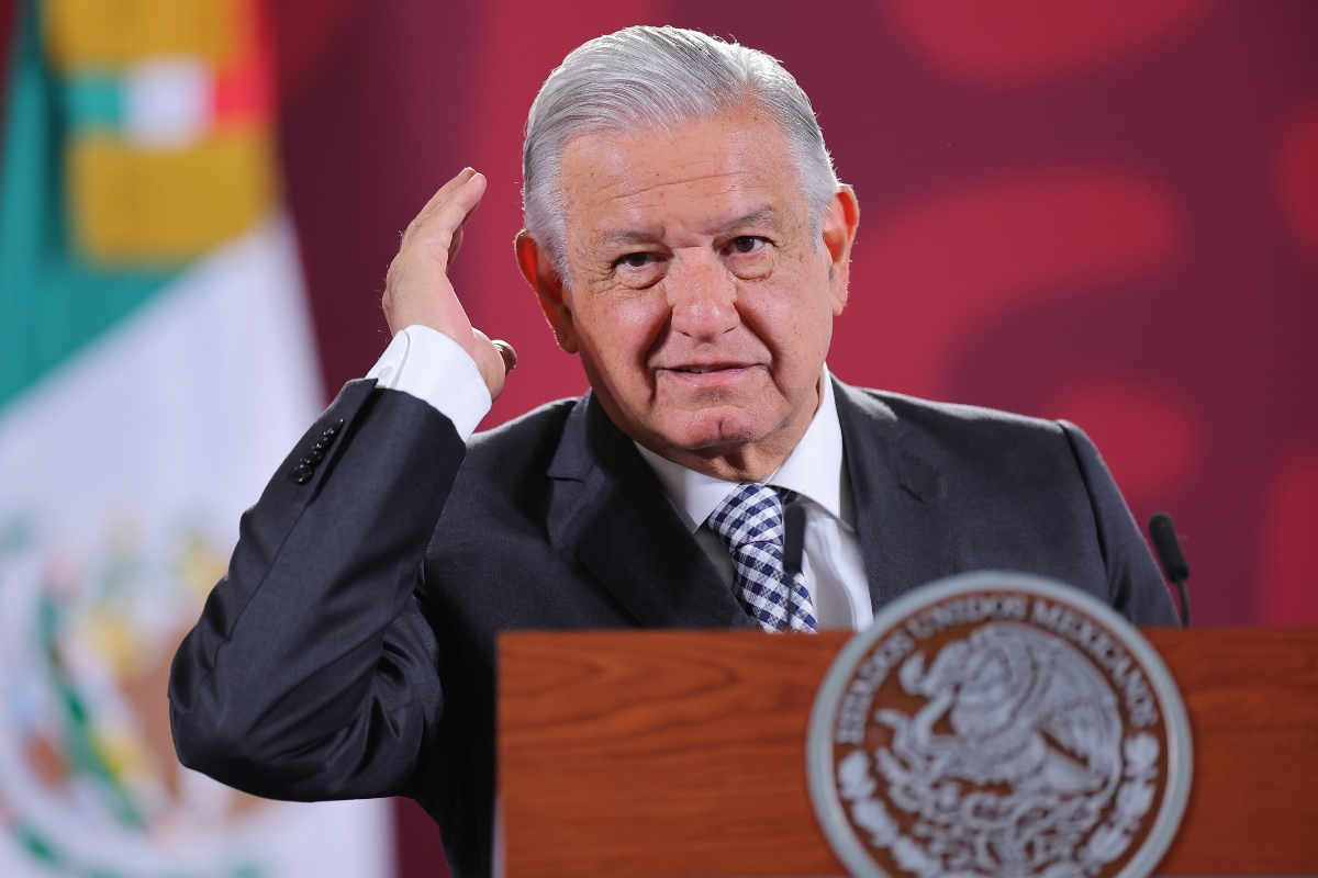 AMLO responde con ofensas a reportero que le pregunta sobre emisiones de refinería en su visita a Monterrey