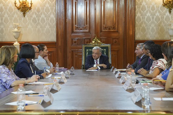 AMLO ofrece respeto al INE y no intervenir indebidamente en el proceso electoral