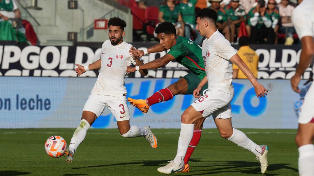 México tropieza ante Qatar, y su primera derrota con Lozano provoca que reaparezca el grito homofóbico