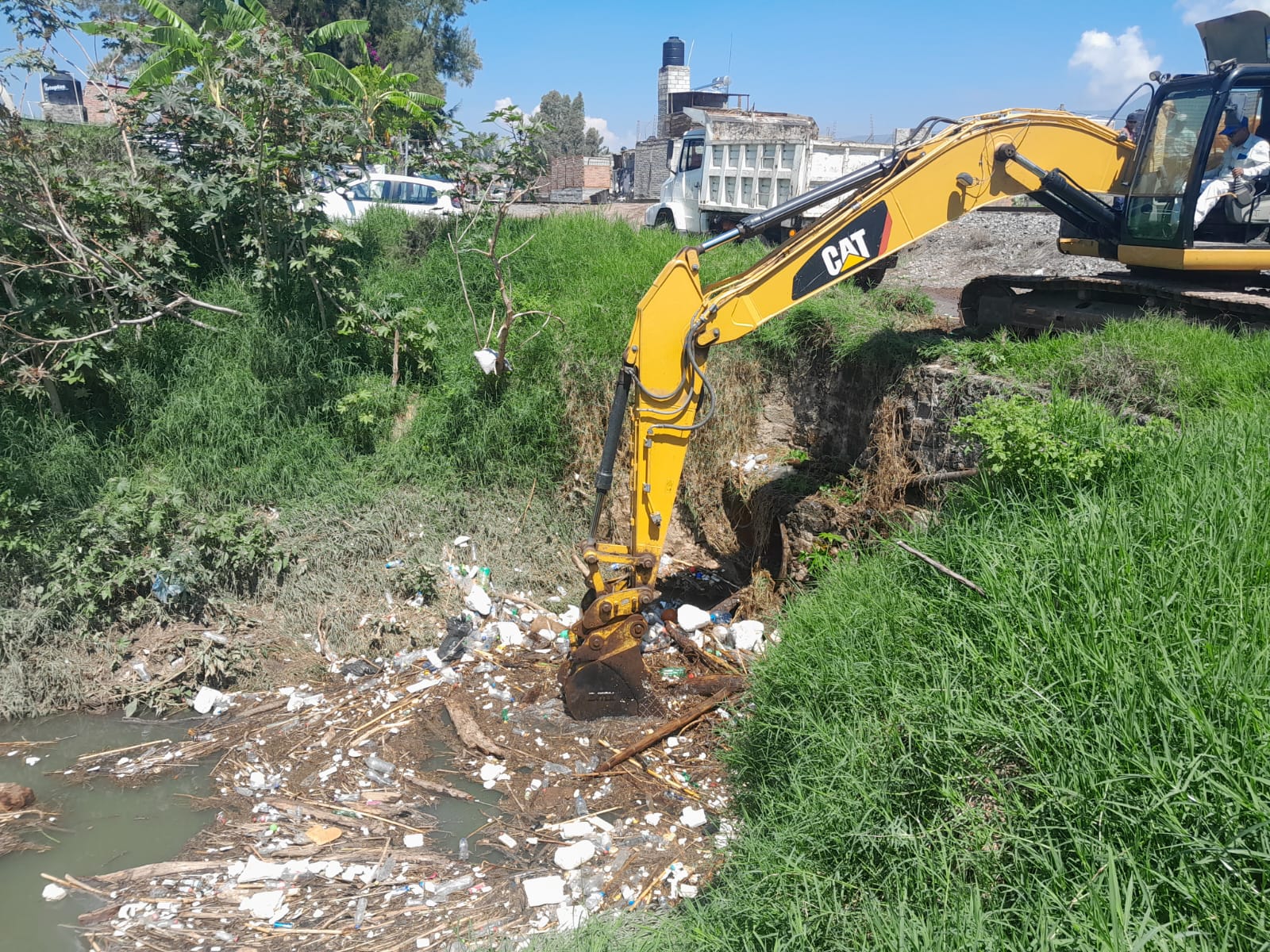 Ayuntamiento de Morelia realiza limpieza y desazolve en el dren Arroyo de Tierras