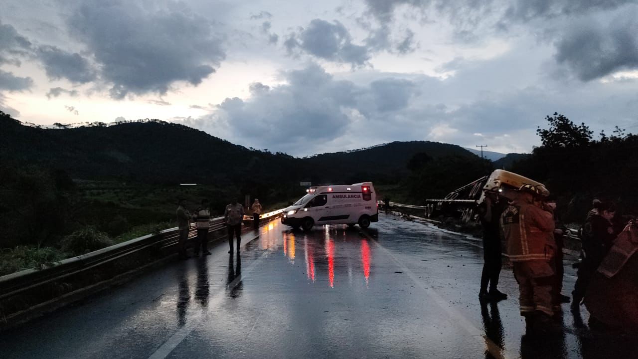 #VIDEO Tres muertos en choque de tráiler y auto, en la autopista Siglo XXI; hay un menor herido