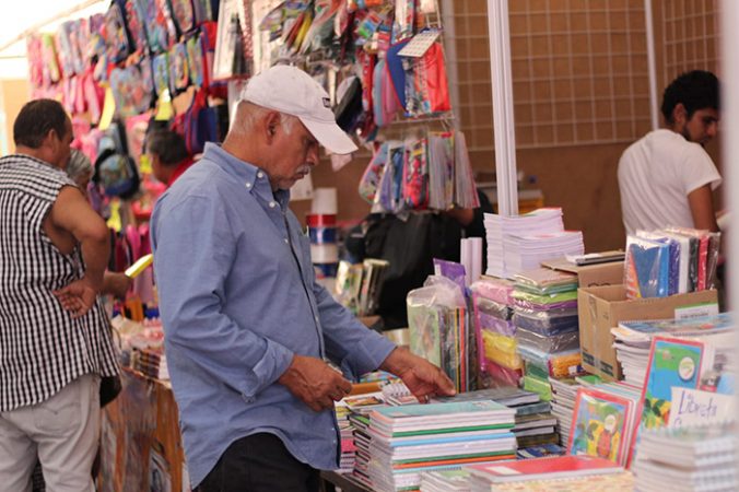 Surte la lista de útiles en la Feria de Regreso a Clases en la Plaza Valladolid, en Morelia