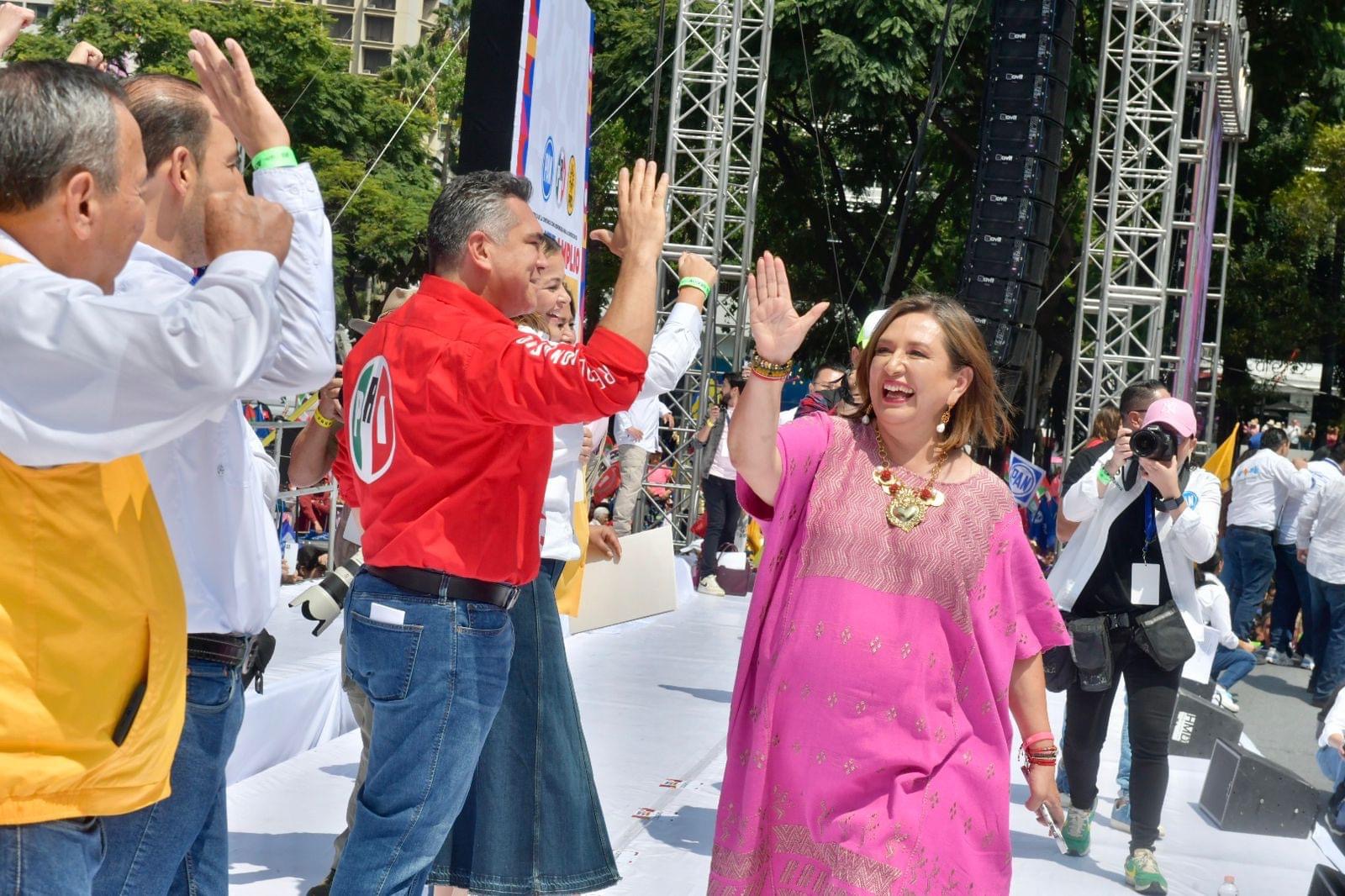 “Ni huevones, ni rateros, ni pendejos”, promete Xóchitl Gálvez en el Ángel de la Independencia
