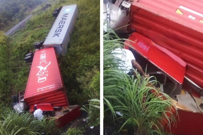 Fallece conductor de tráiler tras volcar en la Siglo XXI; quedó debajo de la pesada unidad
