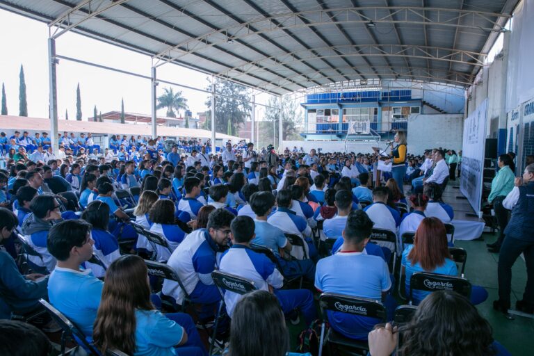 Conectan a la Universidad Michoacana con alumnos de Bachilleres para que rompan barreras