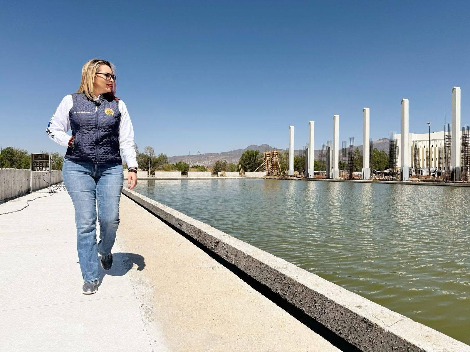 Yarabí Ávila realiza recorrido en construcción de alberca Olímpica de la UMSNH; avanzan los trabajos