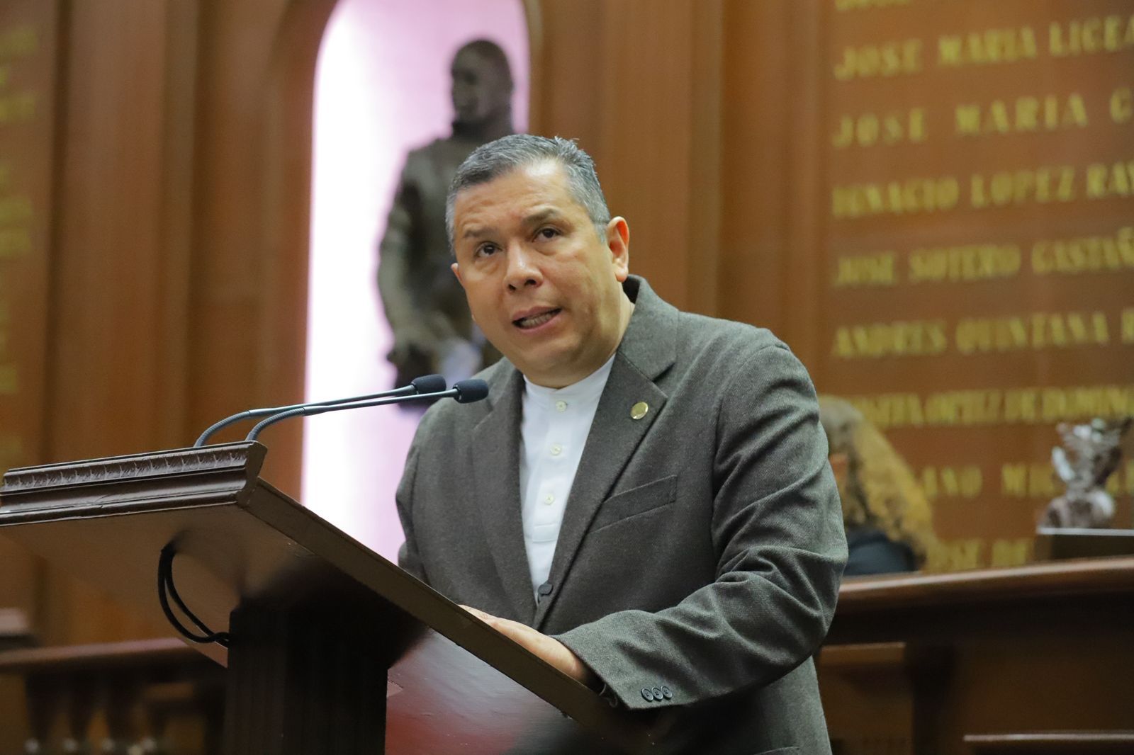 Las recompensas deben incluir denunciar a funcionarios corruptos: JC Barragán